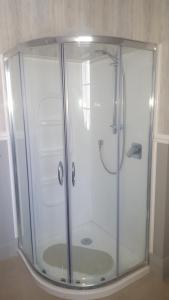um chuveiro com uma caixa de vidro na casa de banho em 64Lewis em Invercargill