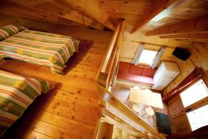 una vista aérea de un dormitorio en una cabaña de madera en Càmping L'Orri Del Pallars, en Ribera de Montardit