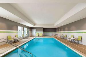 The swimming pool at or close to La Quinta Inn & Suites by Wyndham Burlington