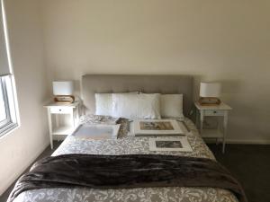 Ένα ή περισσότερα κρεβάτια σε δωμάτιο στο WHITE SHELLS HOLIDAY RENTAL
