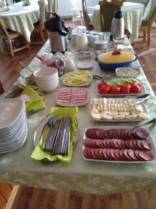stół z wieloma różnymi rodzajami żywności w obiekcie Pensiunea Poezii Alese w mieście Valea Drăganului