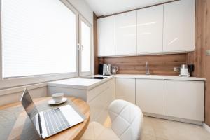 Kuchyňa alebo kuchynka v ubytovaní Apartament Silesian Vip Gliwice