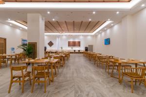 昆明昆明云闲居茶文化主题酒店的大型客房配有木桌和椅子。