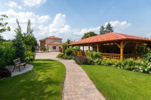 多瑙斯特雷達的住宿－Villa Ephélia，一个带凉亭和砖砌走道的花园