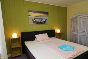 Un pat sau paturi într-o cameră la hotel das deichhaus
