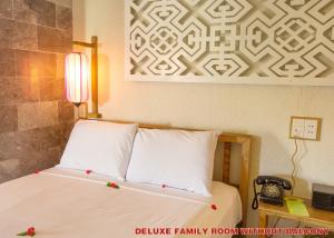 Postel nebo postele na pokoji v ubytování Hoi An Pho Library Hotel