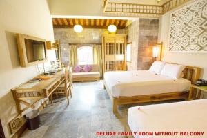 Postel nebo postele na pokoji v ubytování Hoi An Pho Library Hotel