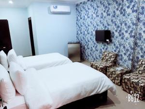 Postel nebo postele na pokoji v ubytování Hotel Crown Inn Multan