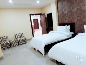 Postel nebo postele na pokoji v ubytování Hotel Crown Inn Multan