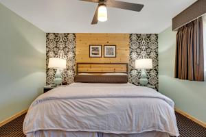 um quarto com uma cama grande e 2 candeeiros em 3 Peaks Resort & Beach Club em South Lake Tahoe