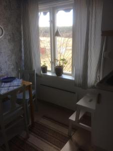 Sala de estar con ventana, mesa y mesa en Annies Hus en Årjäng