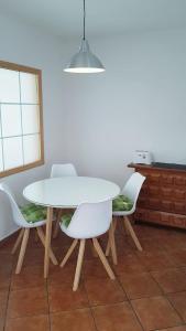 Posezení v ubytování Apartamento amplio y tranquilo con vistas
