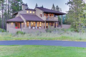 a large house with a gambrel roof at 3 Fir Cone Lane in Sunriver