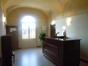 un couloir avec un ventilateur, une porte et une fenêtre dans l'établissement Ostello La Canonica, à Motta Baluffi