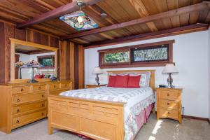 um quarto com uma cama, 2 cómodas e um espelho em Serenity Russian Gulch em Mendocino
