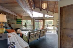 Χώρος καθιστικού στο Flying Stag: Upper Chalet +20 φωτογραφίες
