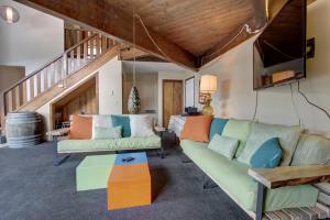 uma sala de estar com um sofá e uma mesa em Flying Stag: Upper Chalet em Government Camp