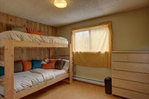 Poschodová posteľ alebo postele v izbe v ubytovaní Flying Stag: Upper Chalet
