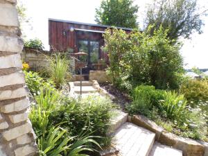 a garden with a house and some plants at Les Troglos de Beaulieu in Loches