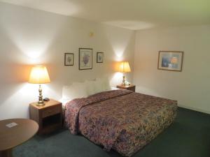 En eller flere senger på et rom på Waterfront Inn Mackinaw City