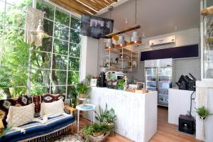 Кухня или мини-кухня в Chill House at Naiyang
