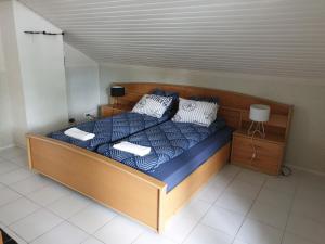 - une chambre avec un lit doté d'une couette et d'oreillers bleus dans l'établissement Talvitaival Apartments, à Varkaus