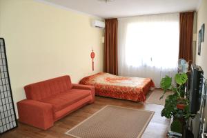 カザンにあるApartment on Tukayaのベッドルーム(ソファ、ベッド、窓付)