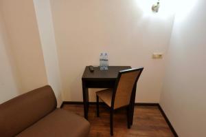 Ein Sitzbereich in der Unterkunft Tbilisi Check In