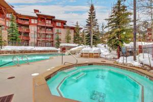 une piscine dans un hôtel dans la neige dans l'établissement Eagle Springs East 402: Buffaloberry Suite, à Solitude