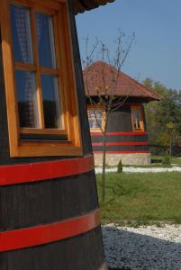 un bâtiment avec une fenêtre sur son côté dans l'établissement Eko selo Kostunici, à Koštunići