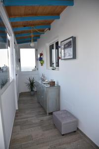 a hallway with white walls and a wooden ceiling at Casa Nicolas y Pino in Puerto de Mogán