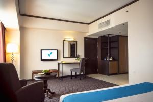 TV a/nebo společenská místnost v ubytování Kinta Riverfront Hotel & Suites