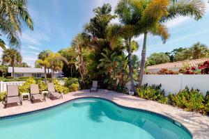 Bazén v ubytování Blue Wave Villa East nebo v jeho okolí