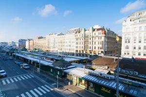 ulica miejska z dworcem kolejowym i budynkami w obiekcie Vienna Residence, Naschmarkt - Karlsplatz w Wiedniu