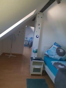sypialnia z łóżkiem piętrowym i schodami w obiekcie Apartment w mieście Euskirchen