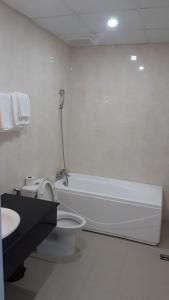 W łazience znajduje się toaleta, wanna i umywalka. w obiekcie Sao Kim w mieście Cà Mau