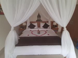 Ein Bett oder Betten in einem Zimmer der Unterkunft The Satya Villa