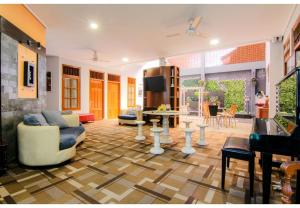 a living room with a couch and a table at Embe Enem Homestay in Yogyakarta