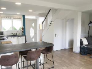 cocina y sala de estar con mesa y sillas en Location maison Le Mans - Parking gratuit - CEMIMA, en Le Mans