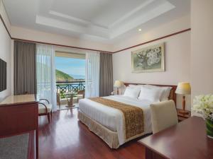 Ein Bett oder Betten in einem Zimmer der Unterkunft Vinpearl Resort Nha Trang