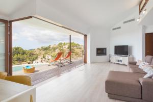 A television and/or entertainment centre at Can jordi