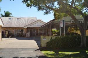 a store front of a building with a tree at Redland Bay Motel in Redland Bay