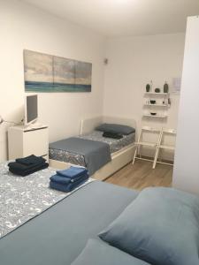 a bedroom with two beds and a desk with a computer at B&B ARTHAS in Capilungo