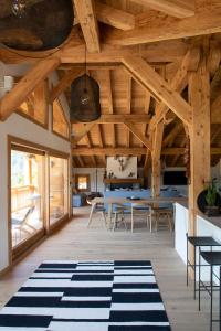 un soggiorno con soffitti in legno e una sala da pranzo. di B&B Boutique Chalet Nono a Montriond
