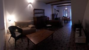 - un salon avec un canapé et une table dans l'établissement Landrichamps, à Landrichamps