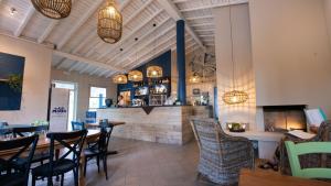 サン・フェリーチェ・デル・ベナーコにあるVacanze Glamping Boutiqueのテーブルと椅子とバーのあるレストラン