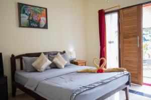 a bedroom with a large bed with at Pondok Kana And Hostel by Ecommerceloka in Nusa Penida