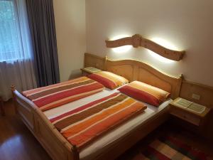 a bedroom with two beds with a headboard at Feldlechn in Lappago