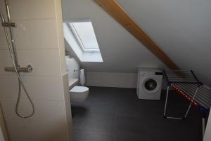 uma casa de banho com um WC e uma clarabóia em AB Kornwestheim em Kornwestheim