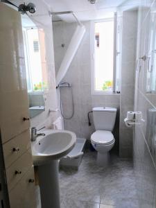カルデス・デストラックにあるCaldes D'Estracの白いバスルーム(トイレ、シンク付)